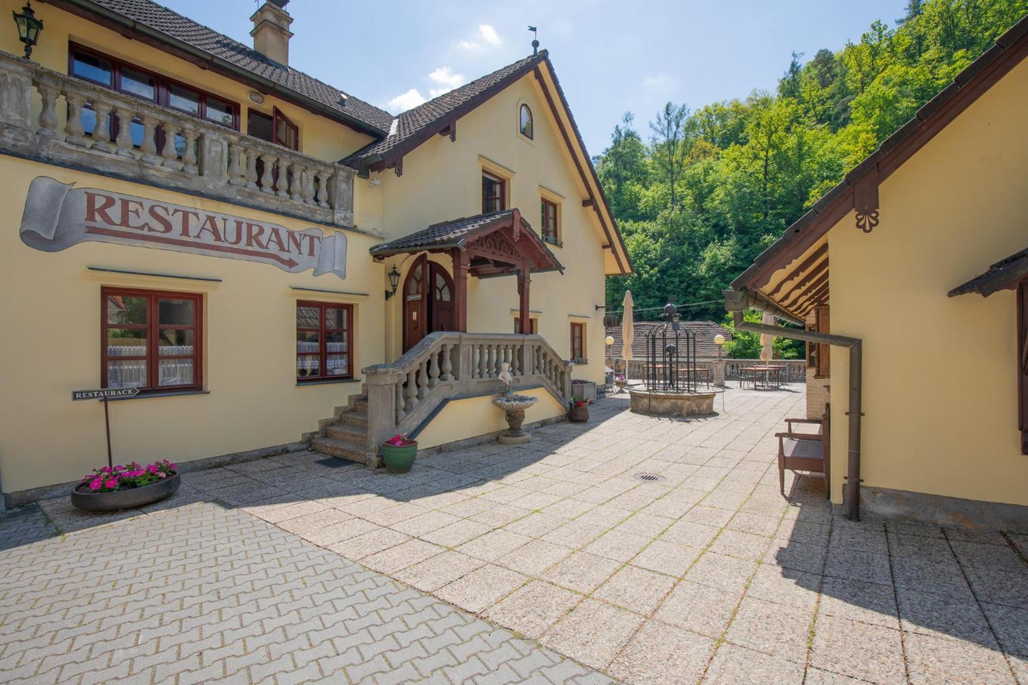Resort U Jelena Křivoklát المظهر الخارجي الصورة